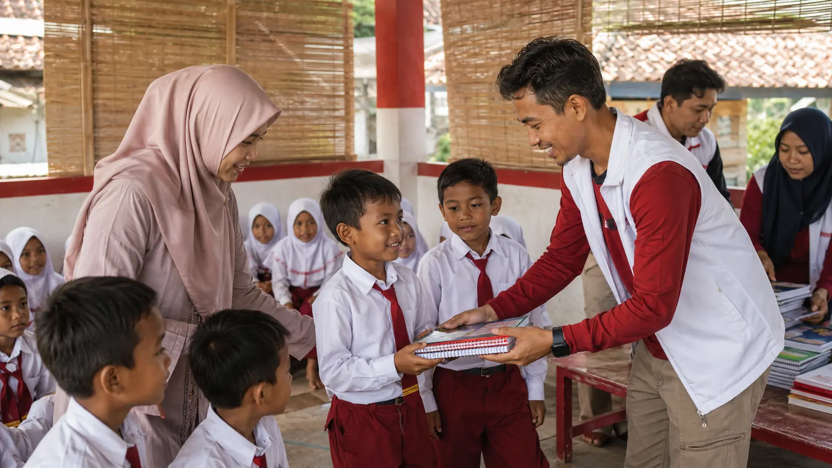 Visual contoh penyerahan perlengkapan belajar kepada siswa sekolah dasar Indonesia